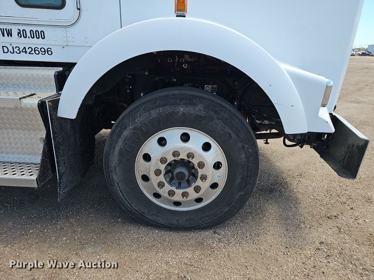 image for item DP6500 2013 Kenworth T800 semi truck