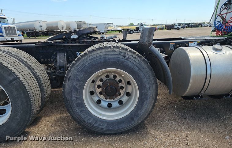 image for item DP6500 2013 Kenworth T800 semi truck