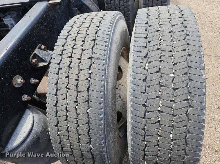 image for item DP6500 2013 Kenworth T800 semi truck