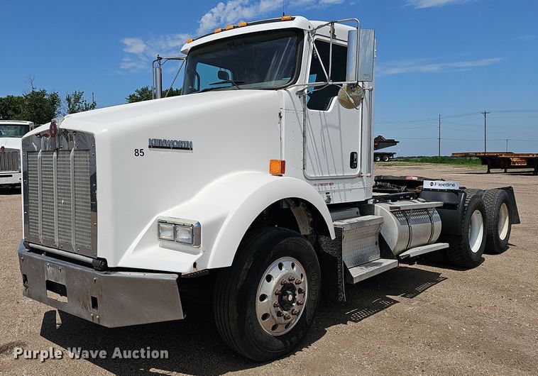 image for item DP6501 2013 Kenworth T800 semi truck