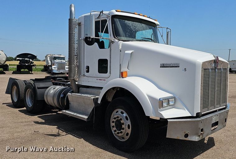 image for item DP6501 2013 Kenworth T800 semi truck