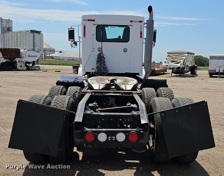 image for item DP6501 2013 Kenworth T800 semi truck