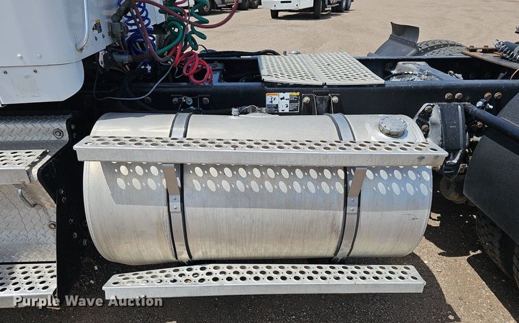 image for item DP6501 2013 Kenworth T800 semi truck