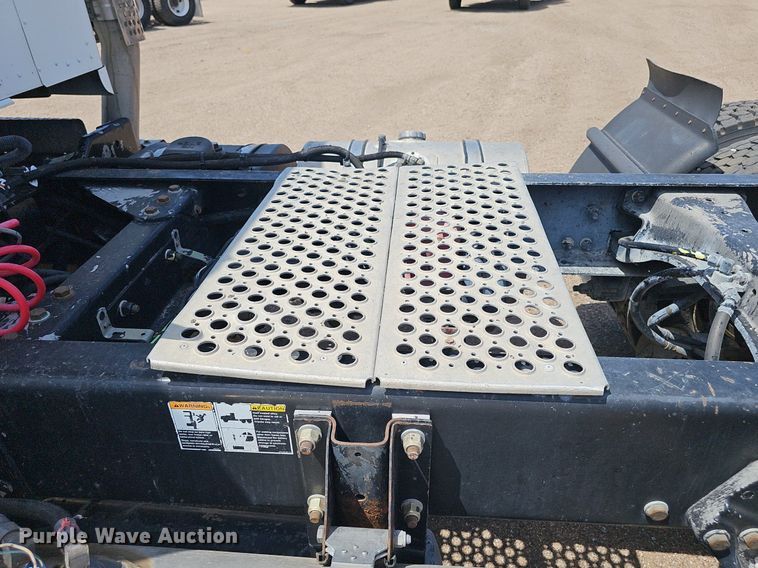 image for item DP6501 2013 Kenworth T800 semi truck