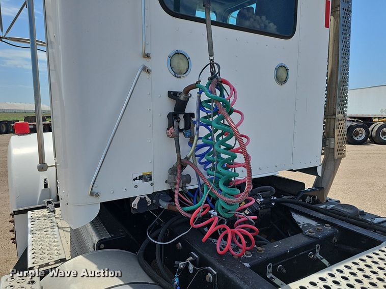 image for item DP6501 2013 Kenworth T800 semi truck