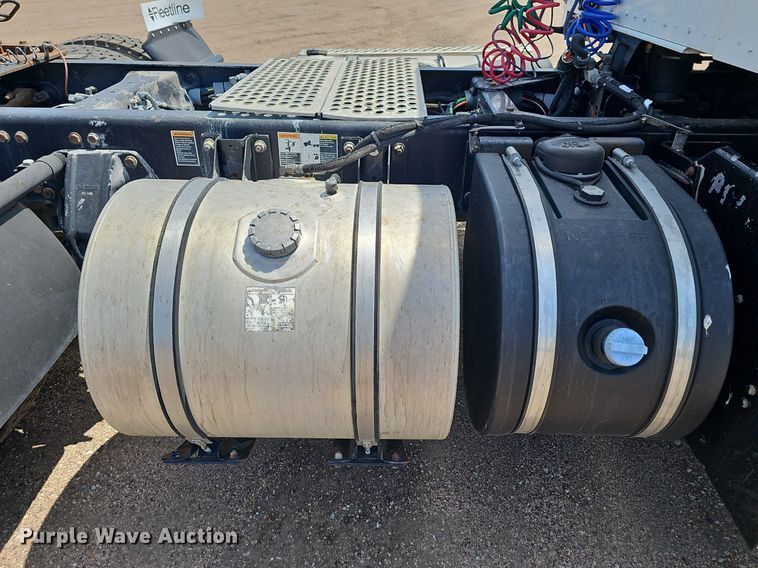 image for item DP6501 2013 Kenworth T800 semi truck