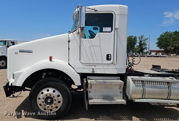 image for item DP6501 2013 Kenworth T800 semi truck
