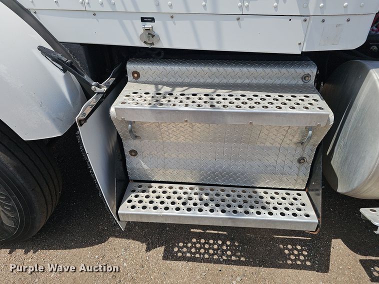 image for item DP6501 2013 Kenworth T800 semi truck