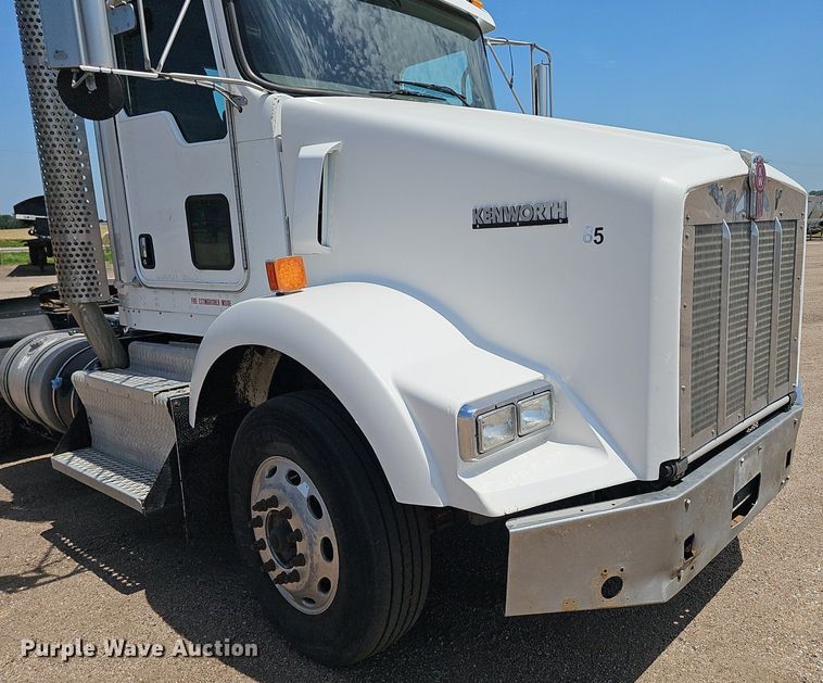 image for item DP6501 2013 Kenworth T800 semi truck