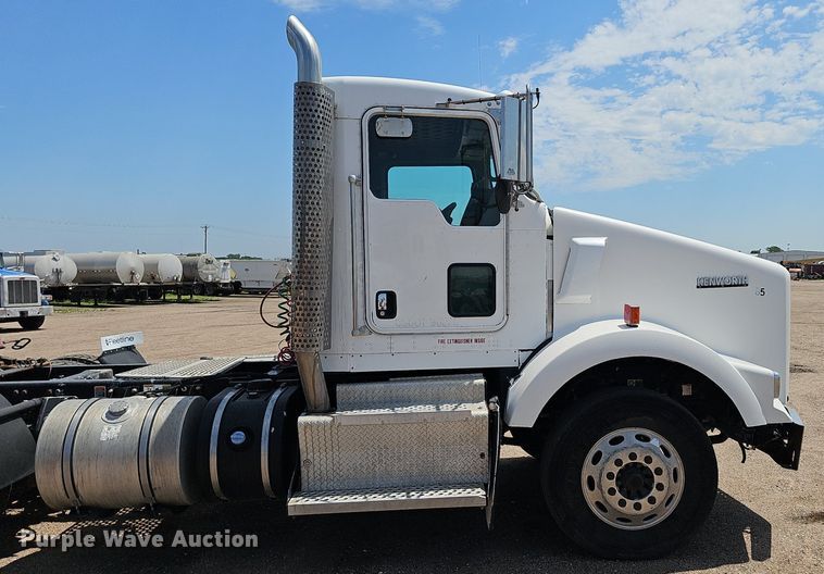 image for item DP6501 2013 Kenworth T800 semi truck