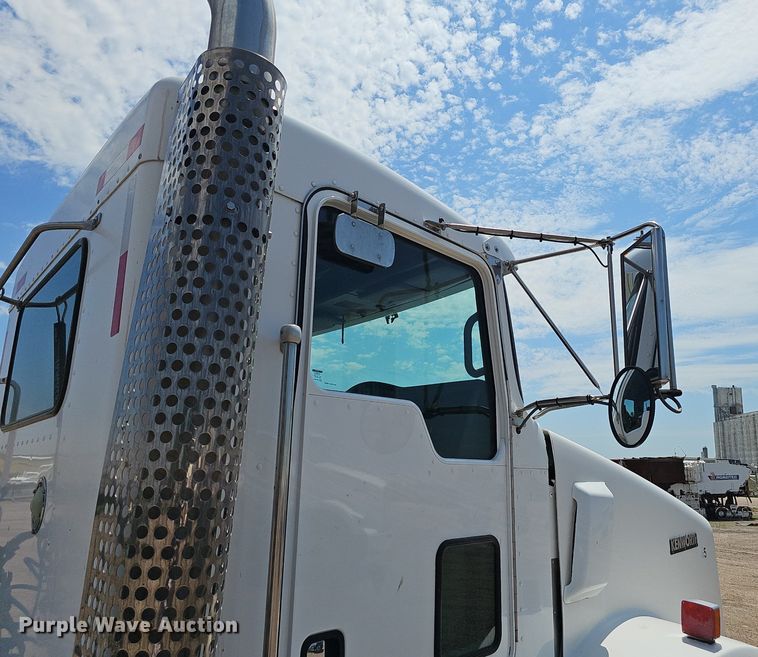 image for item DP6501 2013 Kenworth T800 semi truck
