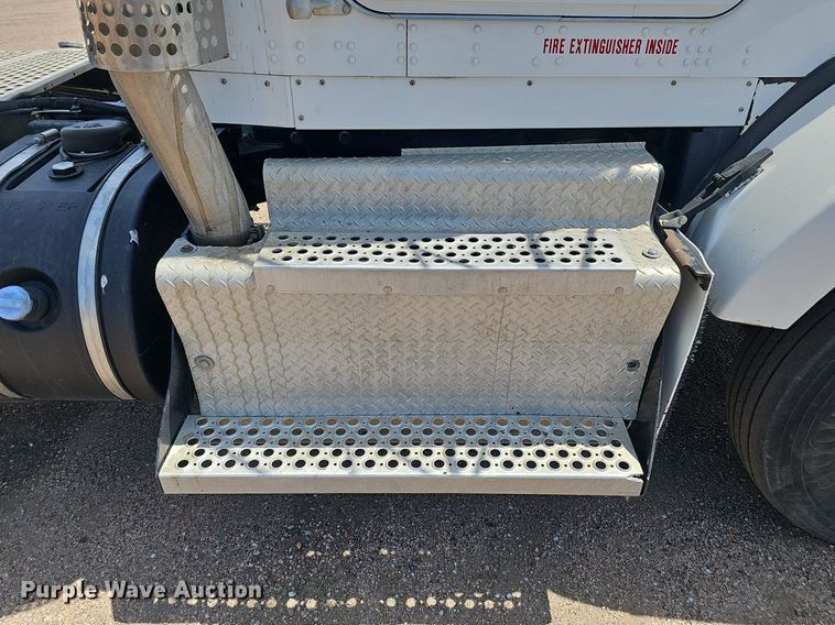 image for item DP6501 2013 Kenworth T800 semi truck