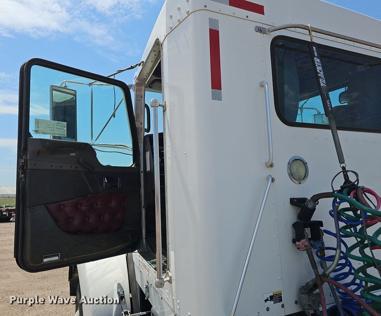 image for item DP6501 2013 Kenworth T800 semi truck