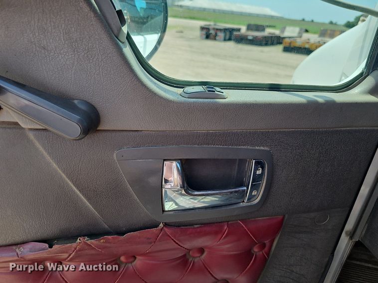 image for item DP6501 2013 Kenworth T800 semi truck