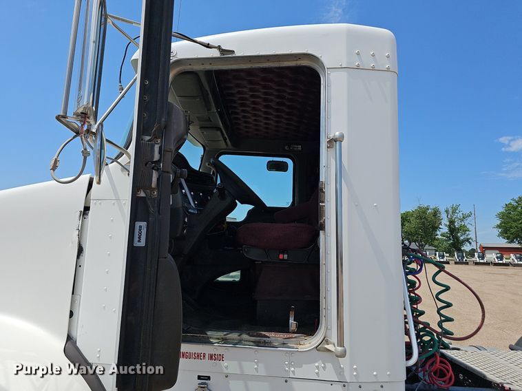 image for item DP6501 2013 Kenworth T800 semi truck