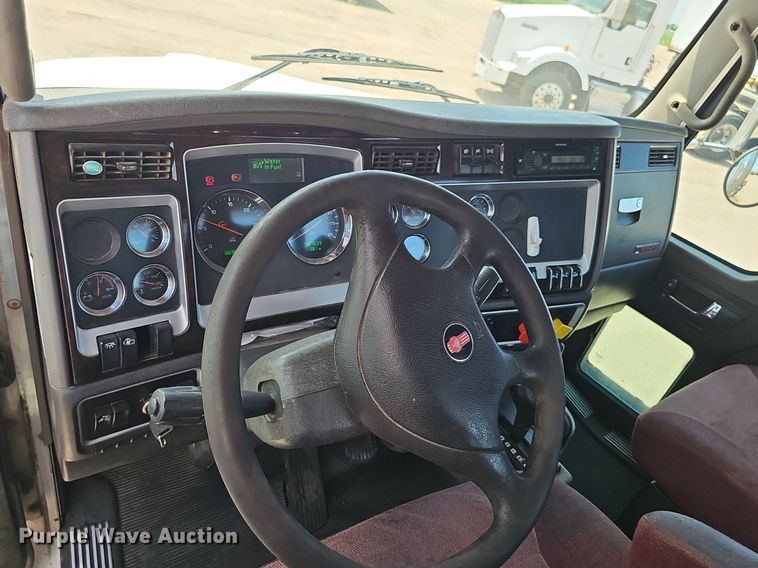 image for item DP6501 2013 Kenworth T800 semi truck