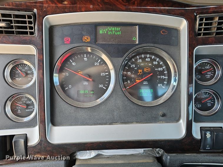 image for item DP6501 2013 Kenworth T800 semi truck