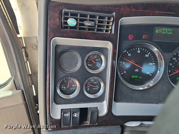 image for item DP6501 2013 Kenworth T800 semi truck