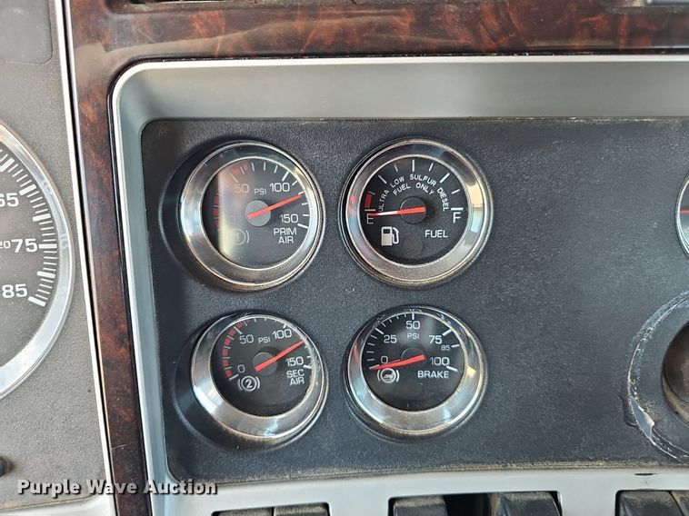 image for item DP6501 2013 Kenworth T800 semi truck