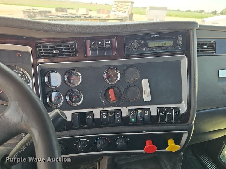 image for item DP6501 2013 Kenworth T800 semi truck