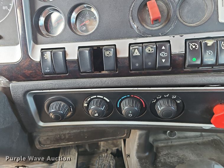 image for item DP6501 2013 Kenworth T800 semi truck