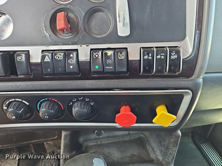 image for item DP6501 2013 Kenworth T800 semi truck