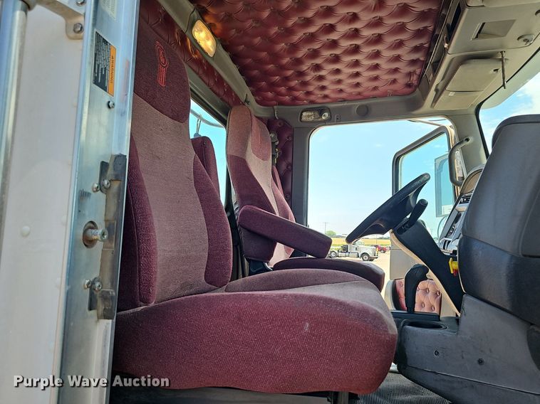 image for item DP6501 2013 Kenworth T800 semi truck