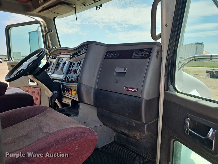 image for item DP6501 2013 Kenworth T800 semi truck