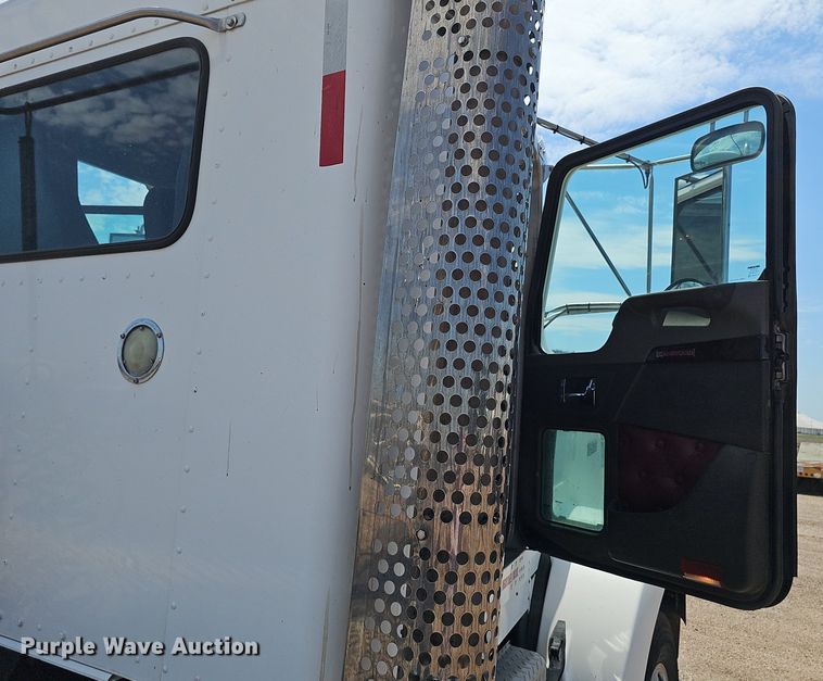 image for item DP6501 2013 Kenworth T800 semi truck