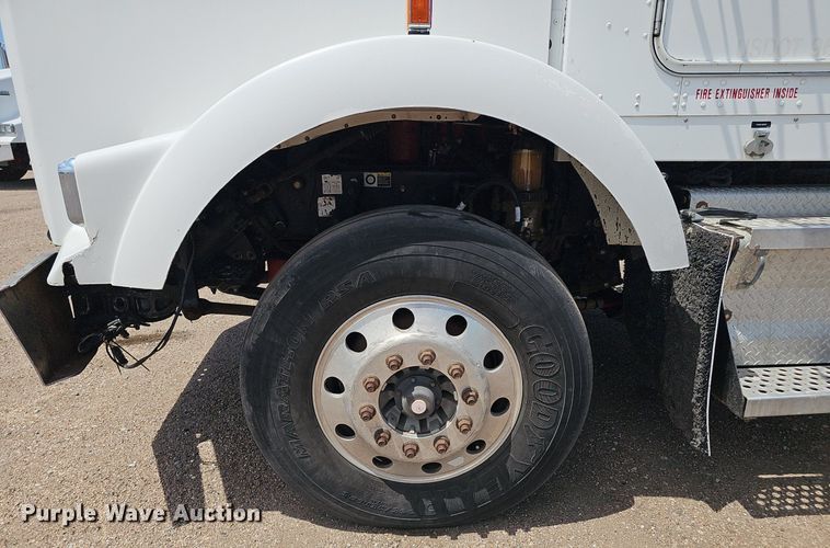 image for item DP6501 2013 Kenworth T800 semi truck