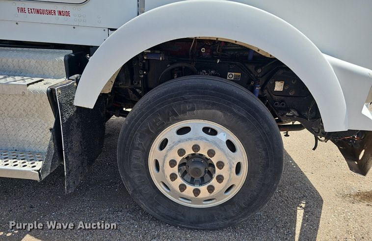image for item DP6501 2013 Kenworth T800 semi truck