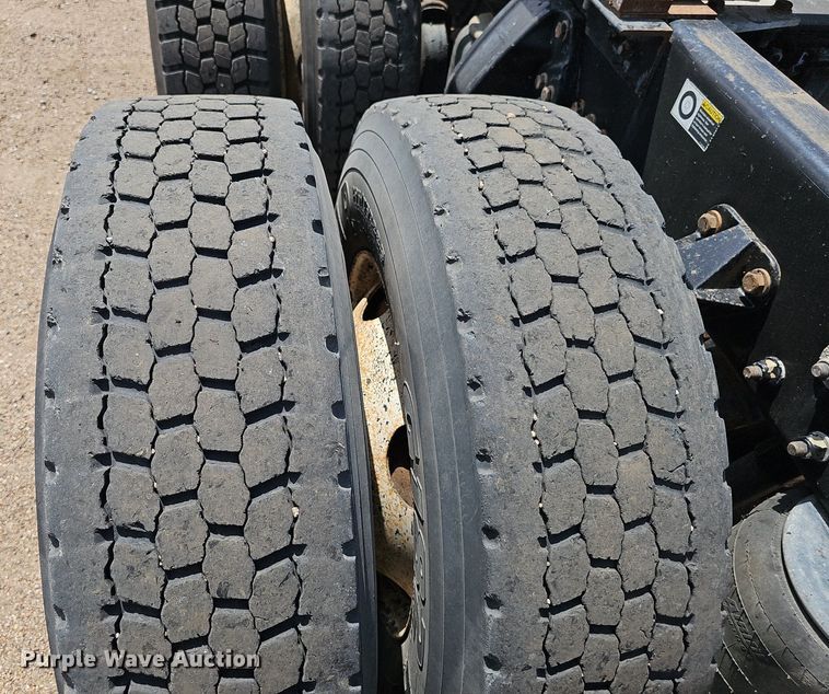 image for item DP6501 2013 Kenworth T800 semi truck