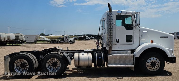 image for item DP6502 2013 Kenworth T800 semi truck