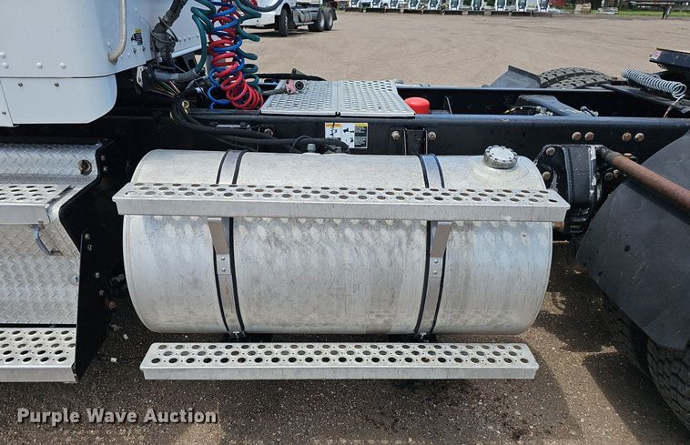 image for item DP6502 2013 Kenworth T800 semi truck