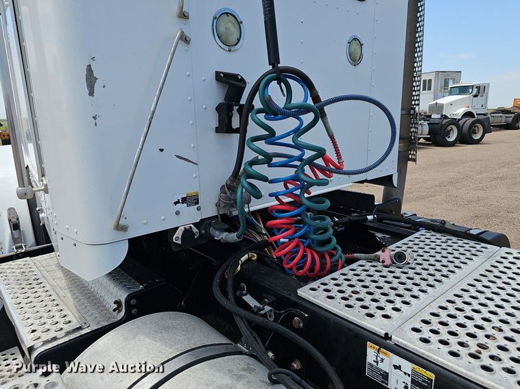 image for item DP6502 2013 Kenworth T800 semi truck