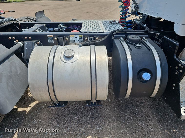 image for item DP6502 2013 Kenworth T800 semi truck