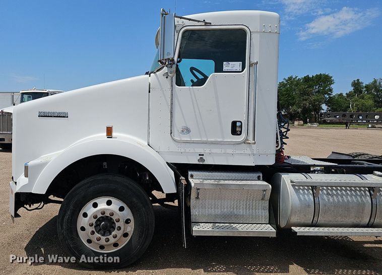 image for item DP6502 2013 Kenworth T800 semi truck