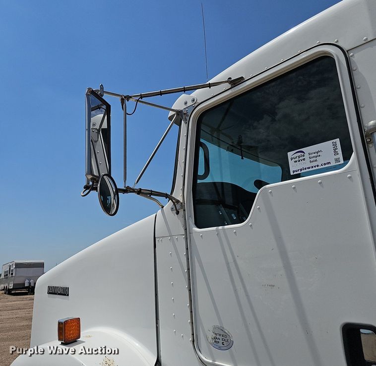 image for item DP6502 2013 Kenworth T800 semi truck