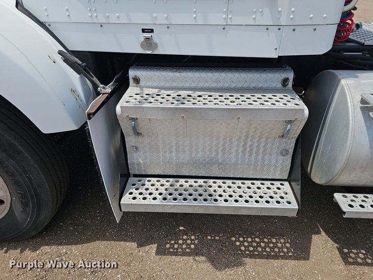 image for item DP6502 2013 Kenworth T800 semi truck