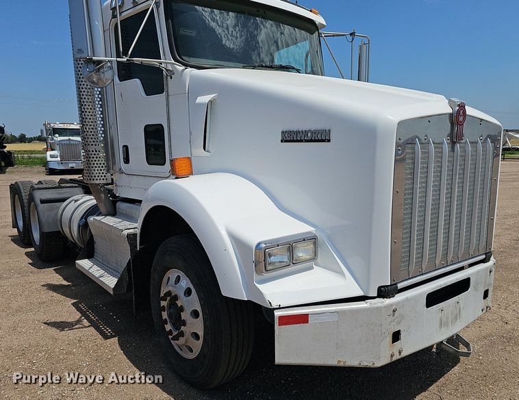 image for item DP6502 2013 Kenworth T800 semi truck