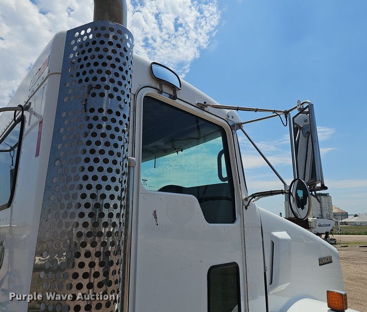 image for item DP6502 2013 Kenworth T800 semi truck