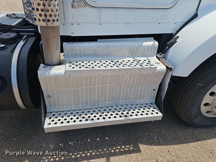 image for item DP6502 2013 Kenworth T800 semi truck