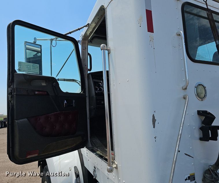 image for item DP6502 2013 Kenworth T800 semi truck