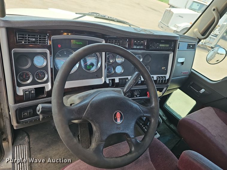 image for item DP6502 2013 Kenworth T800 semi truck