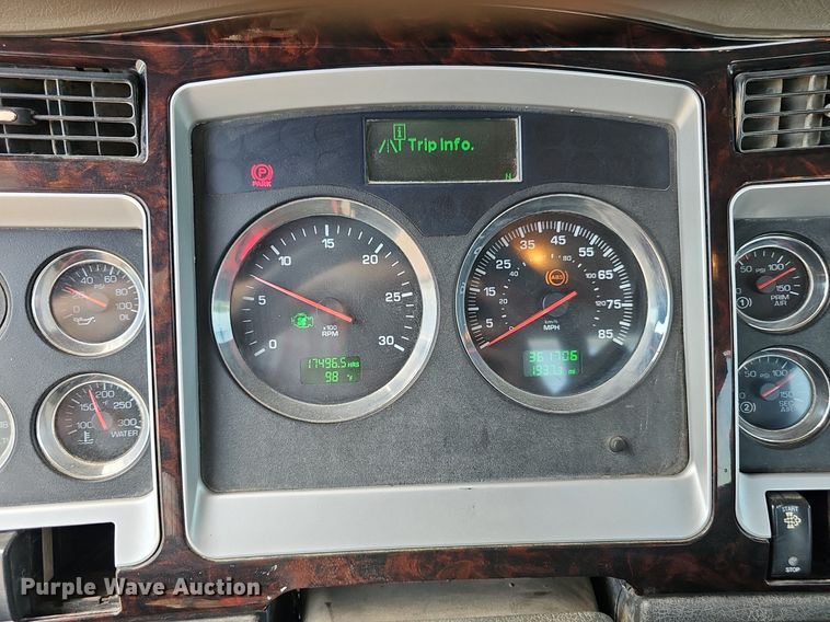 image for item DP6502 2013 Kenworth T800 semi truck