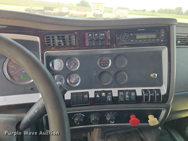 image for item DP6502 2013 Kenworth T800 semi truck