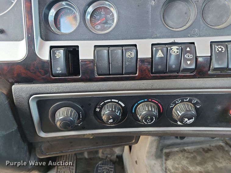 image for item DP6502 2013 Kenworth T800 semi truck