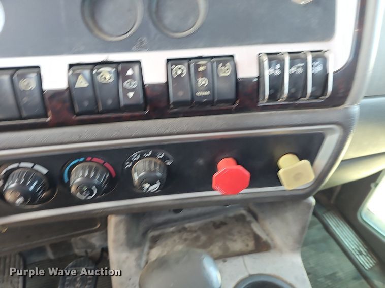 image for item DP6502 2013 Kenworth T800 semi truck