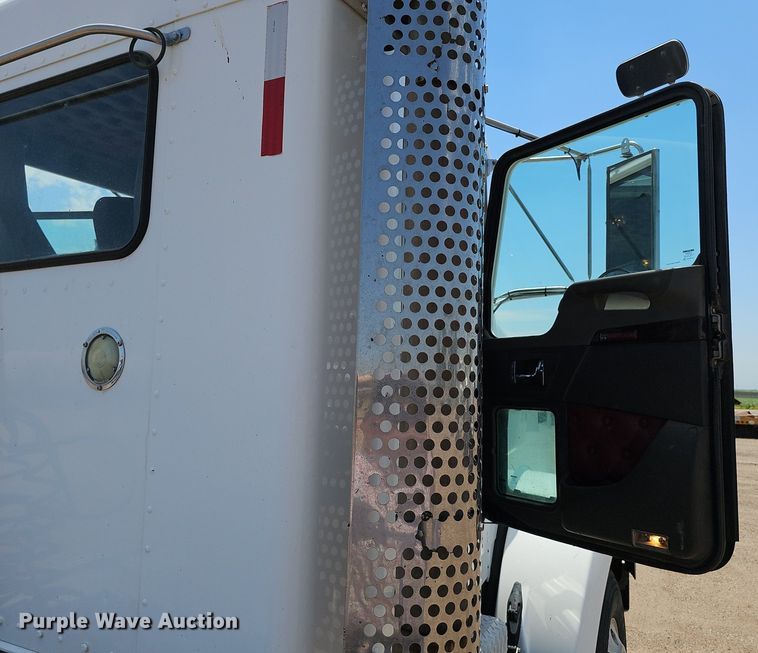 image for item DP6502 2013 Kenworth T800 semi truck