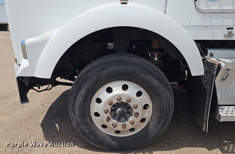 image for item DP6502 2013 Kenworth T800 semi truck